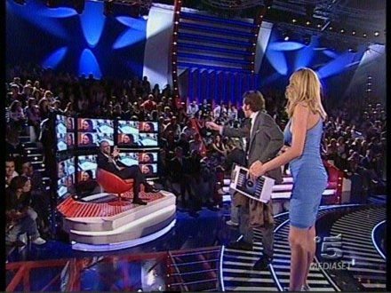 Immagine di Grande Fratello, tutti contro Roberto in studio, Lina intanto spiega - Scopri su Televisione